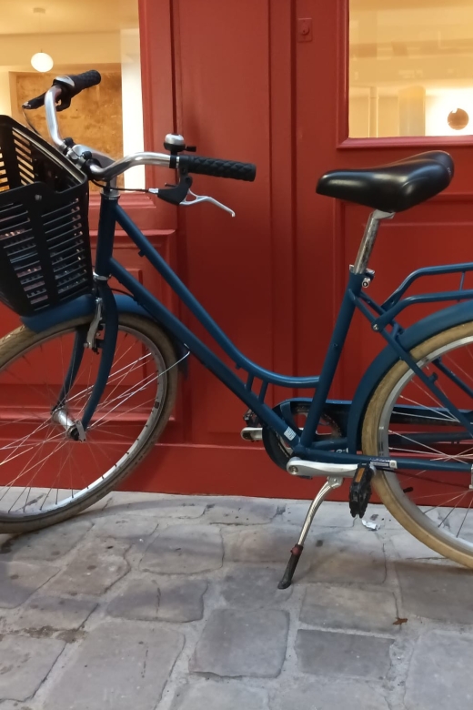 City bike rental in Paris (8h) - The Included Gear That Makes Your Day Easier