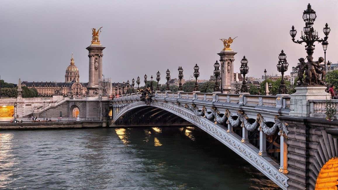Classical and Monumental Paris Tour along the Seine River - Starting at Place de la Concorde: where the tour sets a dramatic tone