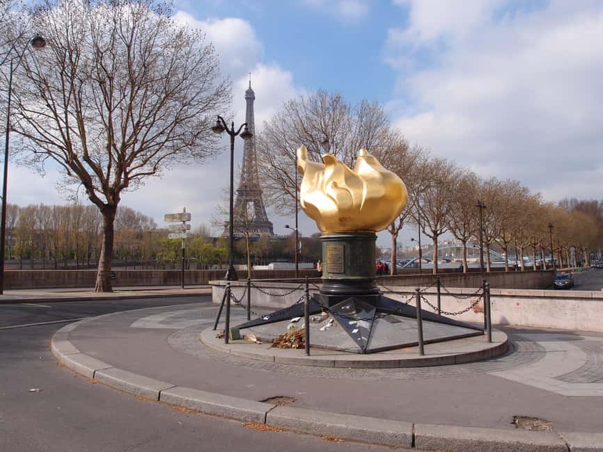 Classical and Monumental Paris Tour along the Seine River - Boat options at reduced price: how to finish your tour your way