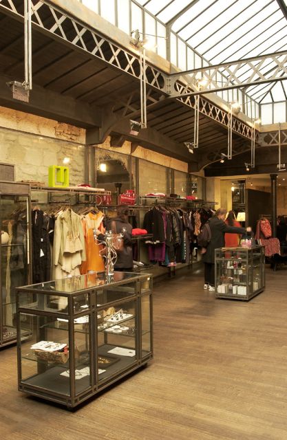 Discount Couture: ultimate Paris Shopping 2h30 walking tour - Meeting up at Week End Café: why that location matters