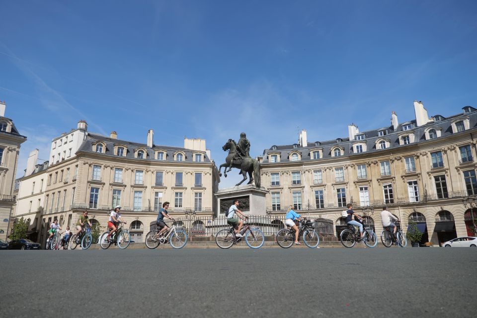 Discover Paris by bike - The Louvre area without the bottleneck feeling