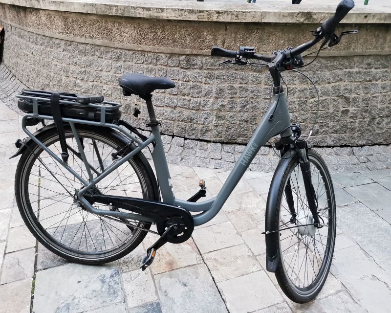 E-bike rental Paris City Center - The e-bike setup: helmet, lock, basket, and rain poncho