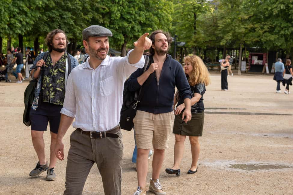Explore Hemingway’s Paris with an Actor-Guide - The actor-guide in action: why the small group matters