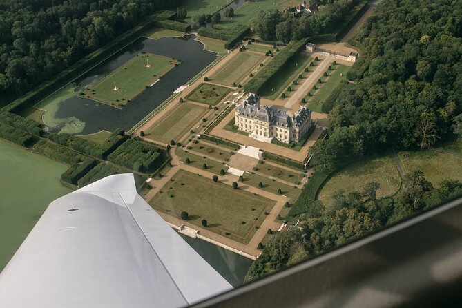 Fly around Paris with a local pilot - Your route gets drawn in the air: ask for the sights you want