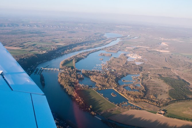 Fly around Paris with a local pilot - Price and value: $215.54 for a private cockpit view