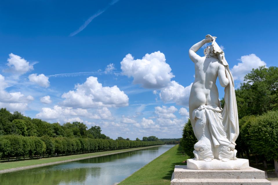 Fontainebleau: Palace Private Guided Tour with Ticket - Standing in the grand ballroom and picturing royal parties