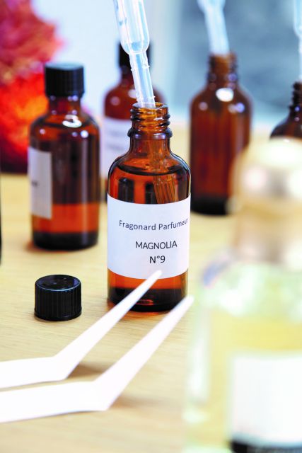 Fragonard Paris: Mini Perfume Workshop in Chinese - The Fragonard brand story: MAISON Fragonard and the Glas family since 1926