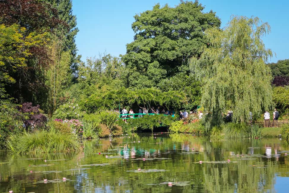 From Paris: Monet Impressionism Tour to Giverny by Minibus - Private vs Shared: Picking the Right Format for Your Style