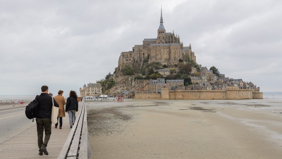 From Paris: Mont St Michel and Loire Valley 2 Day Tour - Price and value: is $560 a good deal?