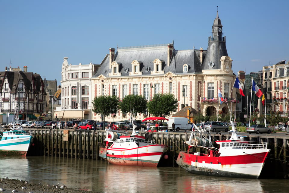 From Paris: Normandy D-Day Beaches Day Trip with Lunch - Colleville-sur-Mer: walking the American Cemetery and reading every detail