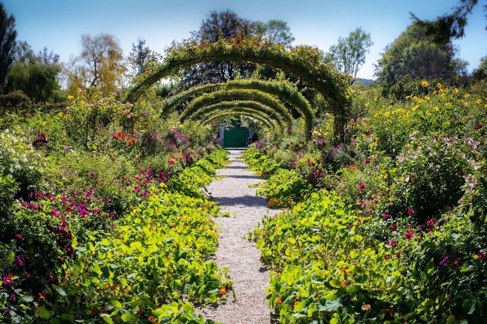 Giverny : Monet's house & Gardens Private tour from Paris - Price and Value: What $1,014 Per Group Really Buys You