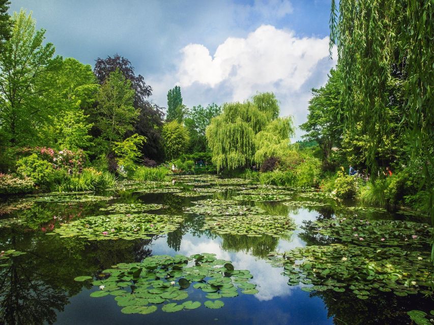 Giverny Private Guided Walking Tour - Meeting In Front of Monet House: How the Tour Gets Started