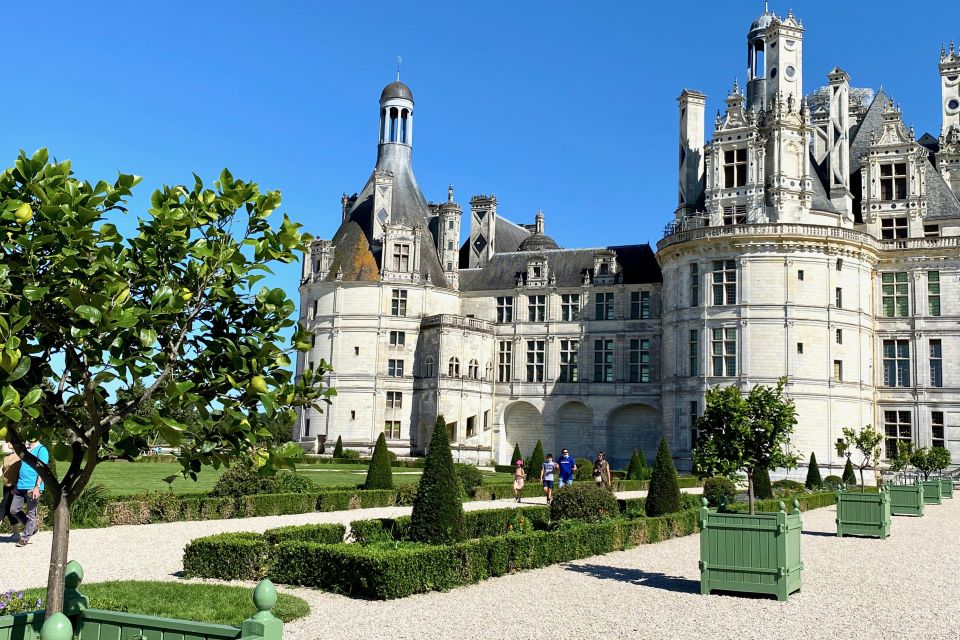 Loire Valley Castles: Chenonceau, Amboise & Da Vinci Trip - Wine tasting at a family winery: 7 wines in about 40 minutes