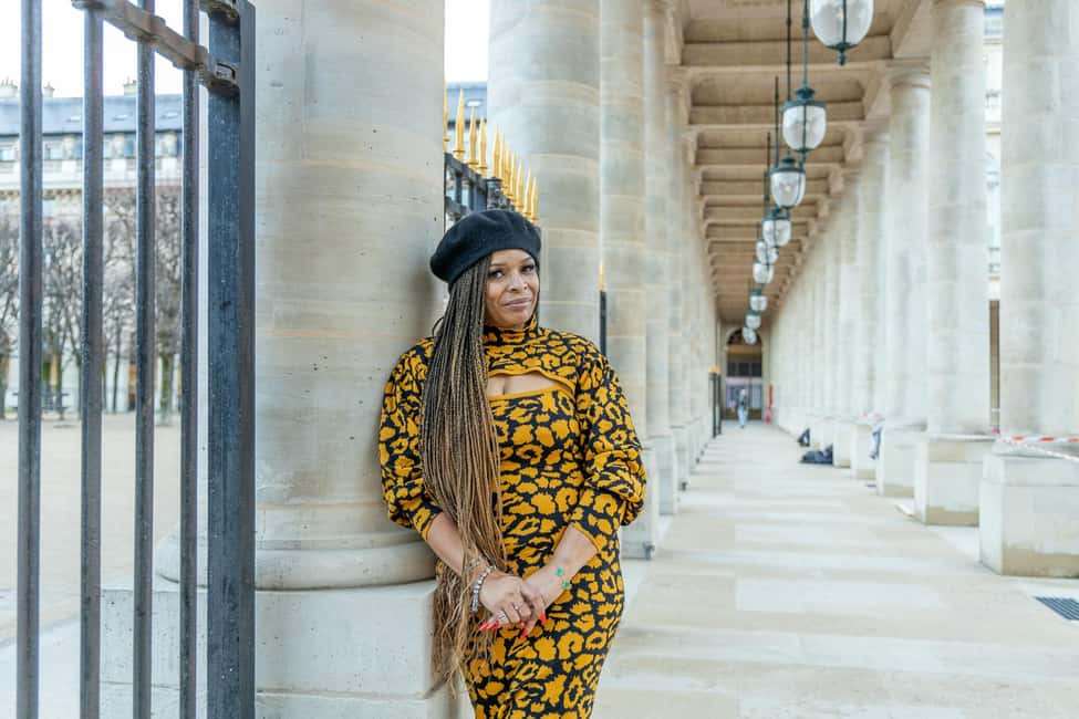 Louvre area photo shoot by Paris photographer - 200+ Original Photos, High-Res JPGs, Fast Delivery
