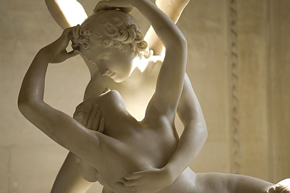Louvre Masterpieces Private Guided Tour with Reserved Access - Starting at the Pyramid: fast entry into a complicated first impression