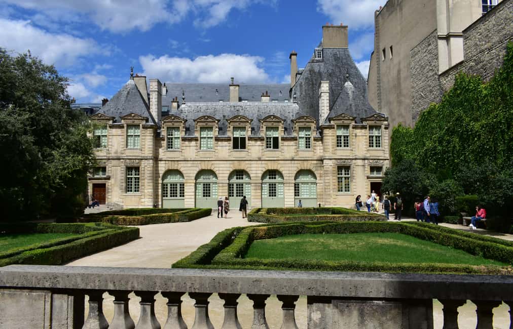 Marais: Discover the Medieval Heart of Paris - Starting at Bastille: the easiest way to get your bearings