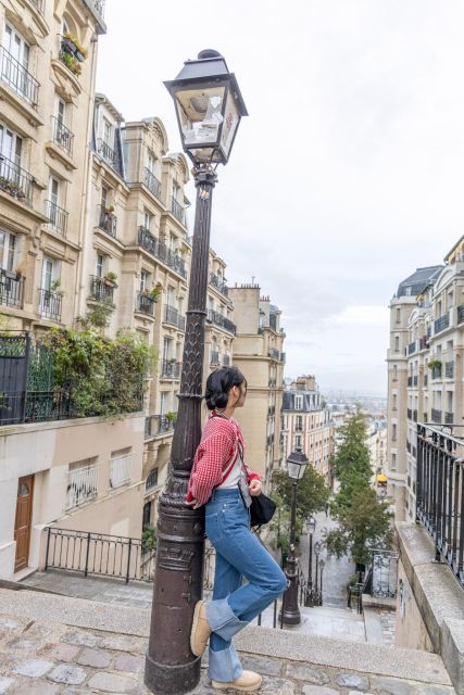 Montmartre Sacre Coeur area photoshoot by Paris photographer - Montmartre streets: cobblestones, slopes, and photo-friendly walking