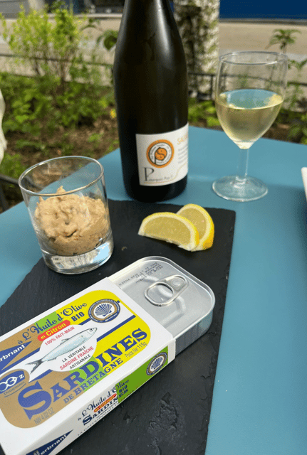 Oyster and white wine tasting in the heart of Montmartre - Cave de Fantomas in Montmartre: a focused tasting, not a booze tour