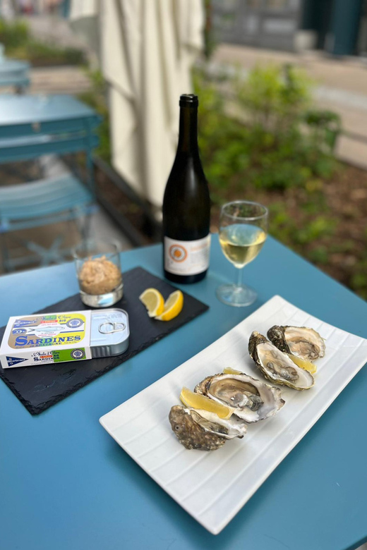 Oyster and white wine tasting in the heart of Montmartre - Pat’s host approach: why this feels personal in Montmartre