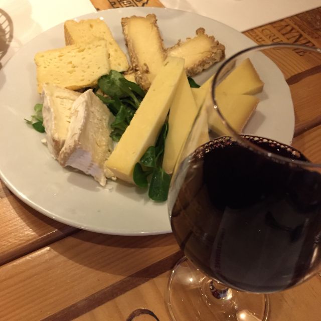 Paris: 2.5–Hour Montmartre Wine and Bistro Tour - What You’ll Taste: Wine Pairings and the Classic Snack Spread