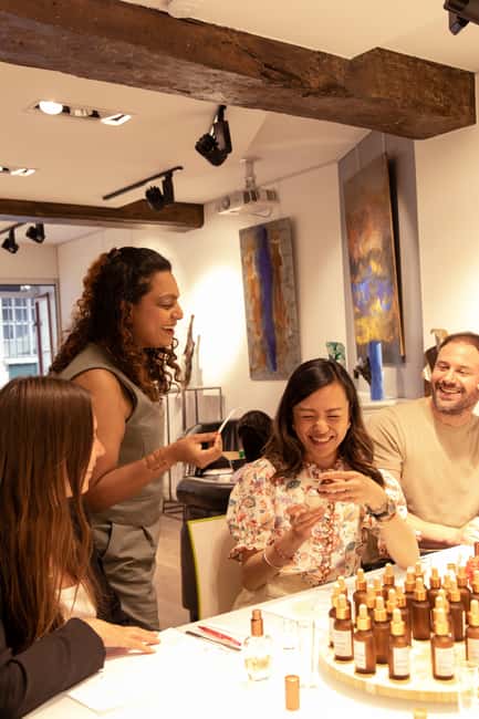 Paris 4 : Fragrance Creation Workshops - Vegan Perfumes - Small-group size that actually helps you blend