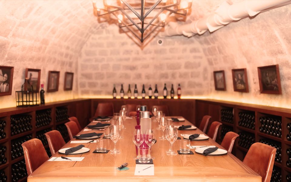 Paris: Apéro Wine and Cheese Tasting Experience - Your English sommelier: the local tips angle