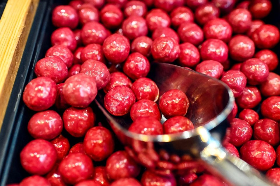 Paris: Chocolate and Pastry Tour with Tastings - Seasonal sweet swap: ice cream in summer, or freshly baked in cooler months
