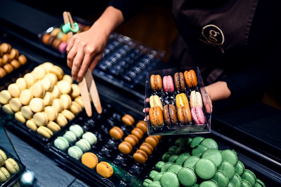 Paris: Chocolate and Pastry Tour with Tastings - Eclairs and macarons near Sacré-Cœur, with cocoa to finish