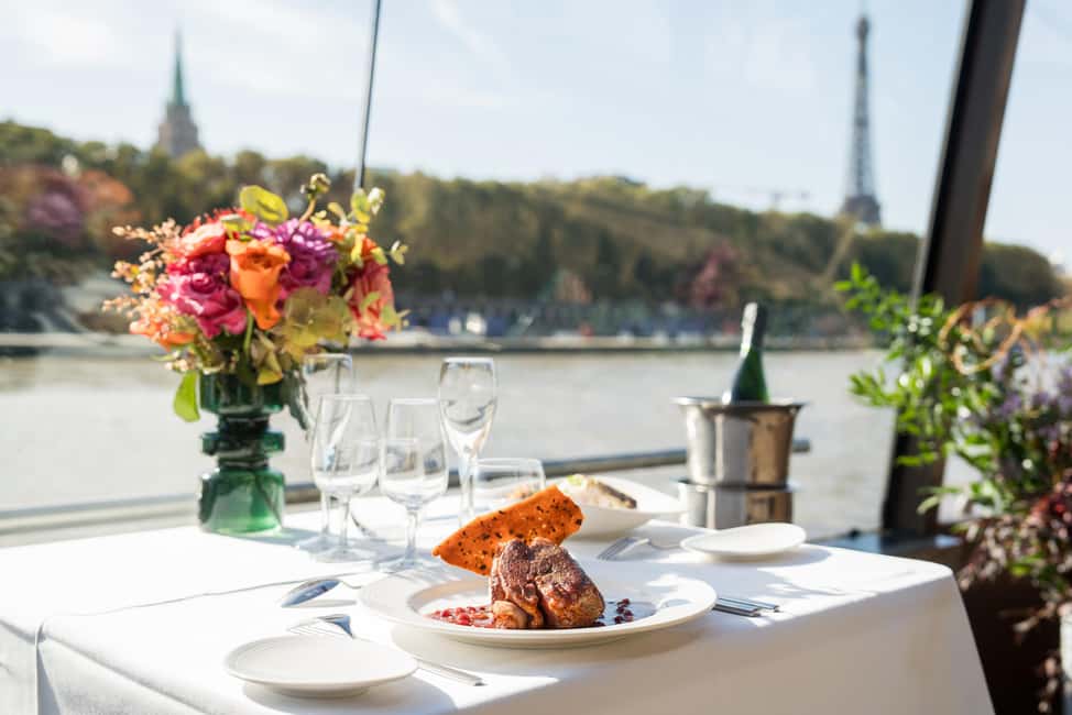 Paris : Christmas Special Lunch Cruise on the Seine River - Upper deck breaks: photos, air, and a little romance