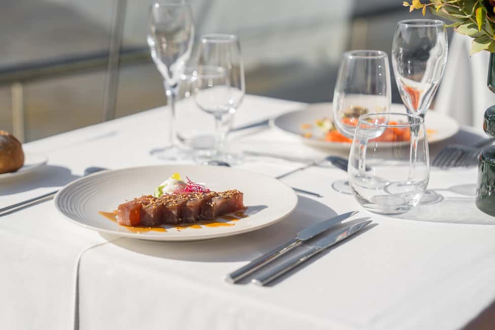 Paris : Christmas Special Lunch Cruise on the Seine River - Getting there and what to expect on timing