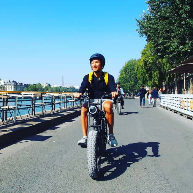 Paris: City Highlights Private Electric Bike Tour with video - Pace and photos: making the ride feel personal