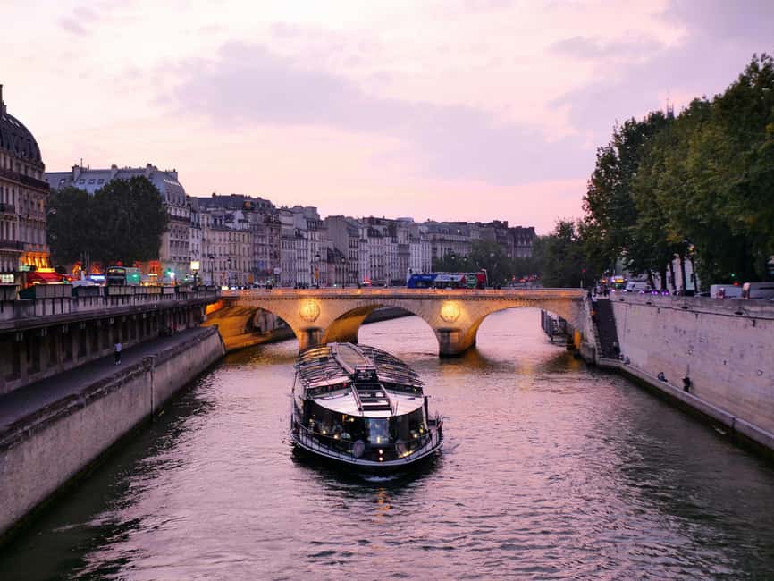 Paris: City of Lights Walk + Seine River Cruise - The main risks: timing, meeting point, and communication