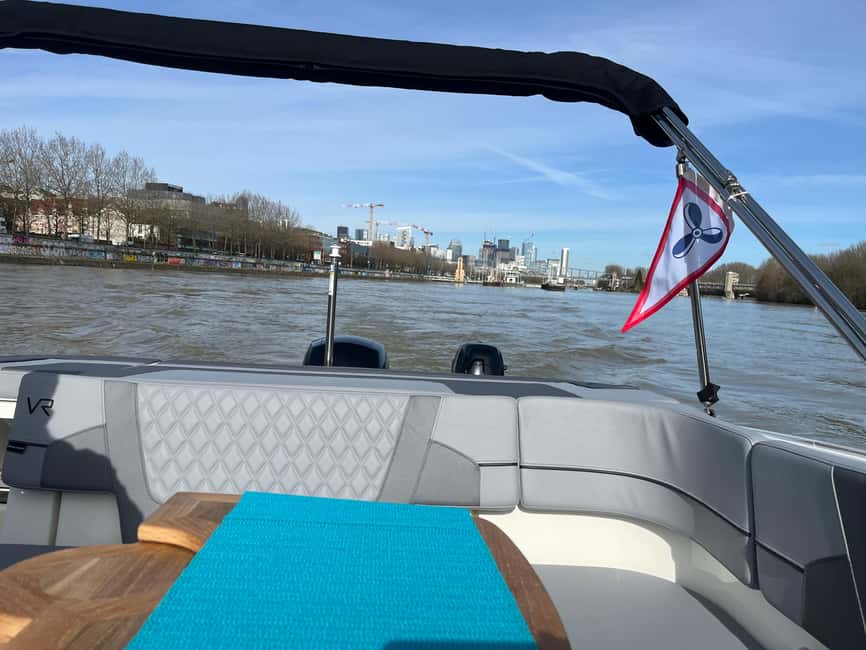 Paris : croisière privée Seine, bateau moderne - 2 heures - First Steps: Where You Board and What the Start Feels Like