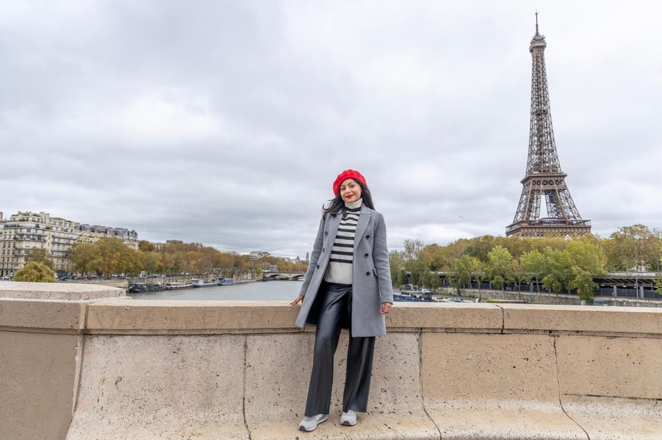 Paris: Eiffel Area Private Photoshoot - Languages and communication that helps you relax