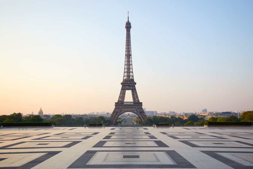 Paris: Eiffel Tower Summit Access Tour and River Cruise - The host walk: a quick story that helps your photos