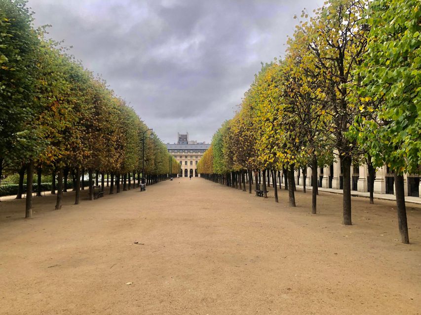 Paris: Fashion History Walking Tour in the Heart of Paris - Dior, Louis Vuitton, Balmain, Goyard, and the threads between eras