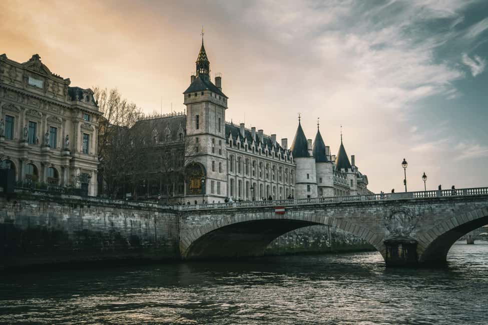 Paris: Ghosts and Dark Stories Guided Walking Tour - Why Île de la Cité makes the best Paris ghost-tour setting