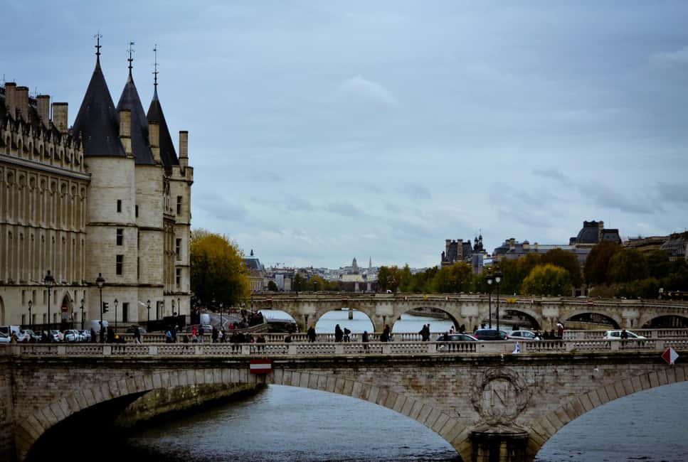 Paris: Ghosts and Dark Stories Guided Walking Tour - Square du Vert-Galant: spooky past near the Seine