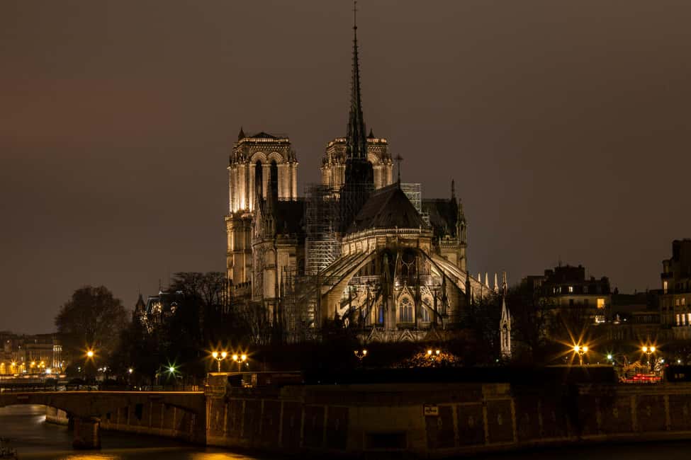 Paris: Ghosts and Dark Stories Guided Walking Tour - The in-between photo stops: where the guide keeps the mood
