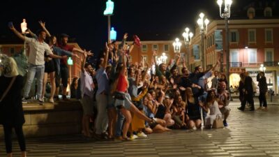 Paris: Guided New Year's Eve Bar Crawl with Drink - Starting at Bull’s Brothers Pub: finding your guide fast