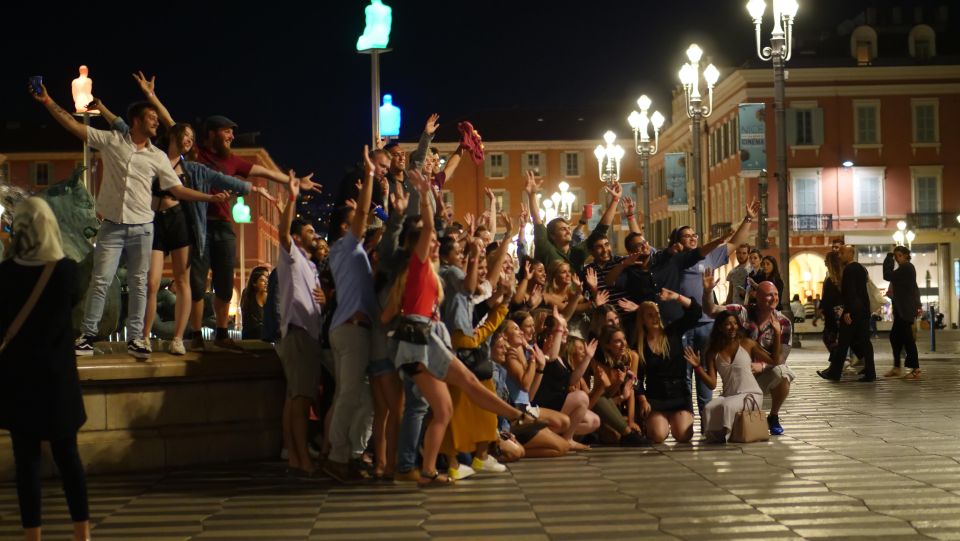 Paris: Guided New Year's Eve Bar Crawl with Drink - Starting at Bull’s Brothers Pub: finding your guide fast