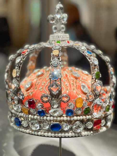 Paris: Guided tour in PORTUGUESE at the Louvre-semi-private - Finding your guide at the Louvre Pyramid (8 Pl. du Carrousel)