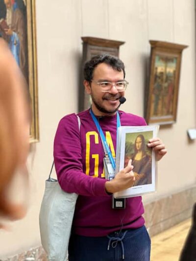 Paris: Guided tour in PORTUGUESE at the Louvre-semi-private - The Louvre Pyramid stop: security rhythm and first orientation