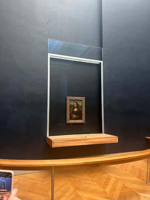 Paris: Guided tour in PORTUGUESE at the Louvre-semi-private - Price and value: what $143 gets you (and what it doesn’t)