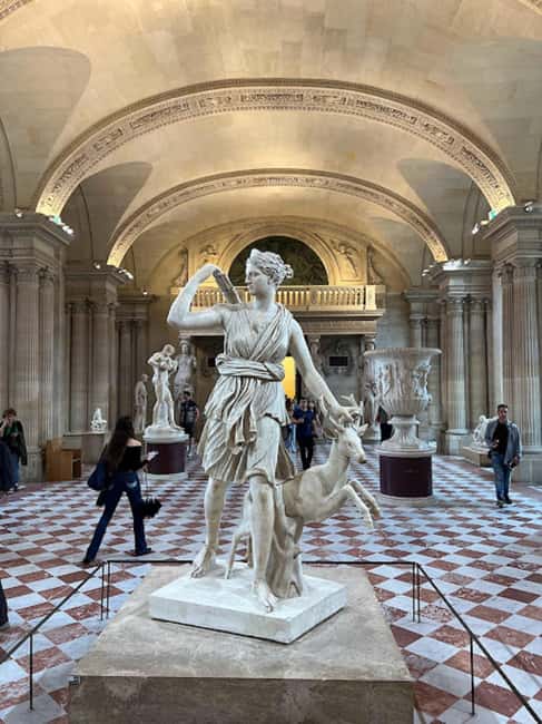 Paris: Guided tour in PORTUGUESE at the Louvre-semi-private - Who should book this Louvre Portuguese tour