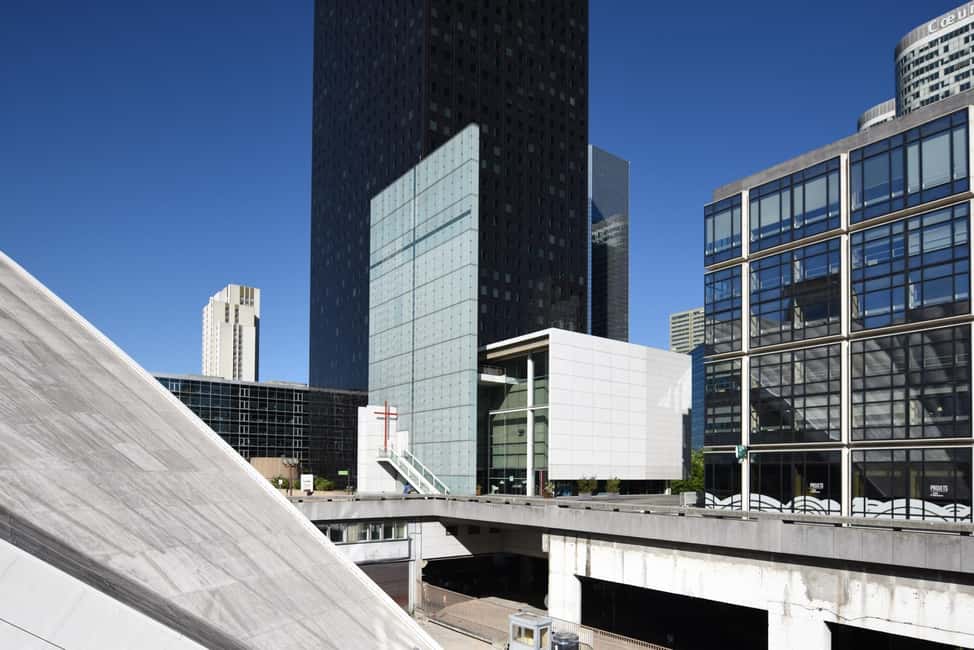 Paris: La Défense Modern District Walking Tour - Language and vibe: French and English, live guide