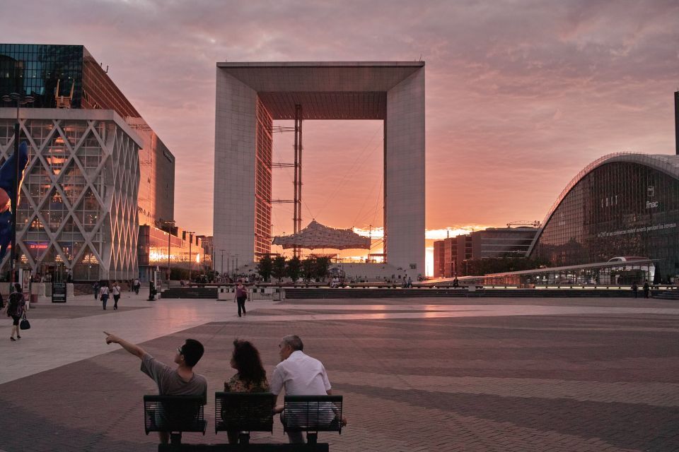 Paris: La Défense Private Guided Tour - Where the tour actually begins: La Défense metro square to walking pace