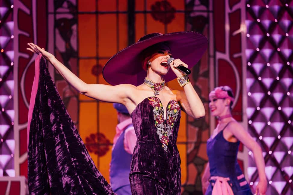 Paris: La Nouvelle Eve Cabaret Dinner Show - Getting there: Metro Blanche and timing your arrival