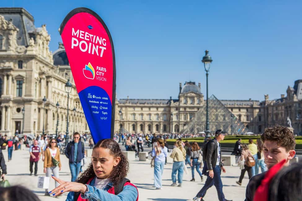 Paris: Louvre Museum Fast Entry and Hop-On Hop-Off Bus Tour - Languages and hosts: what support you actually get