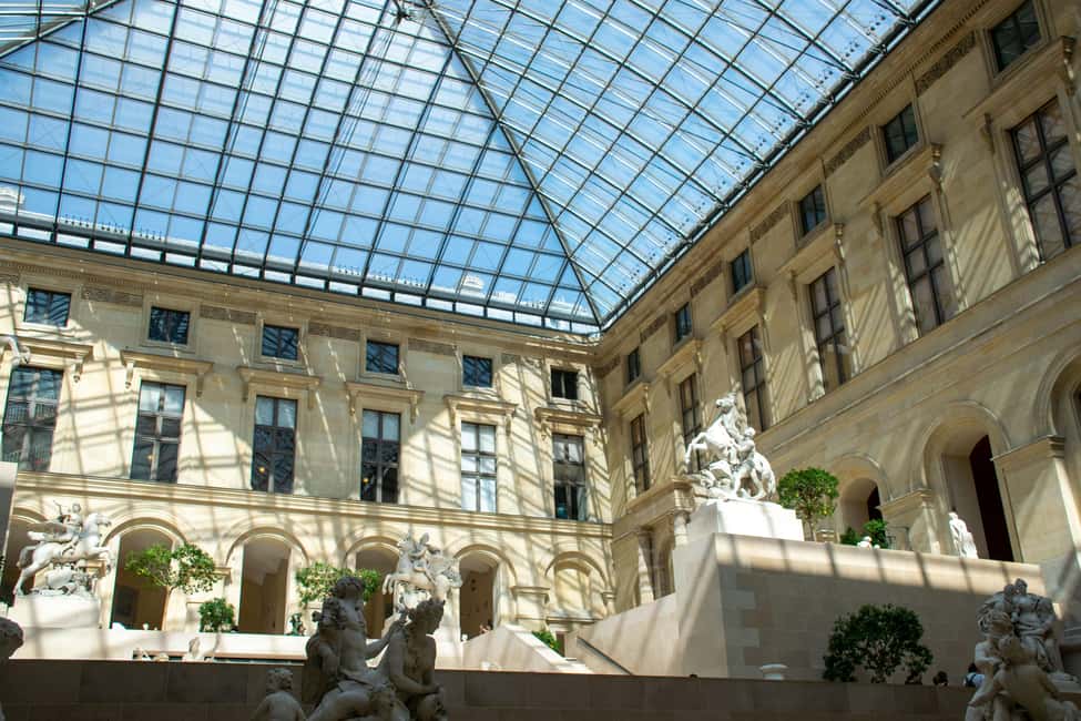 Paris: Louvre Museum Highlights Small-Group Guided Tour - The icons you’ll see: Mona Lisa, Venus de Milo, and more